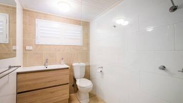 Dusj, hårføner og håndklær