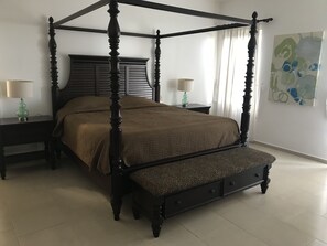 3 bedrooms, in-room safe, free WiFi, bed sheets