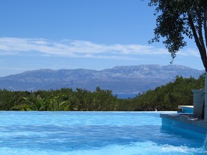 Ein Schwimmbecken mit Blick auf eine Berglandschaft.