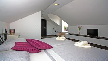 3 室のベッドルーム、セーフティボックス (室内)、アイロン / アイロン台、旅行用ベビーベッド