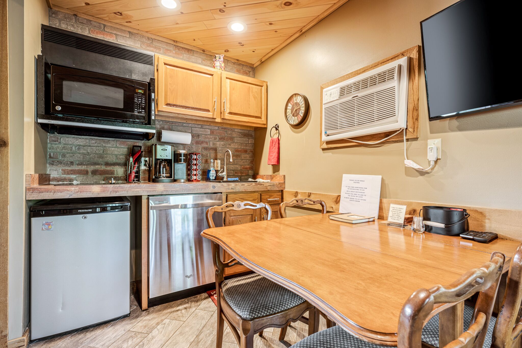 Cute, 1 bdrm sleeps 3-4 . Golf/ ski. pool and Wifi! new TEMPERPEDIC mattress