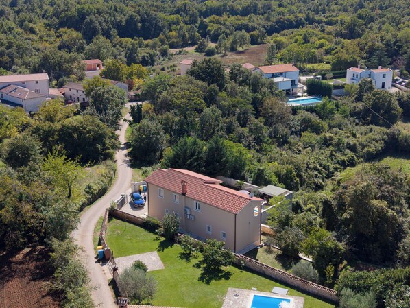 A residential area with houses, a swimming pool, and a road. - Villa Coridigo - High Position with Panorama View (Kringa)