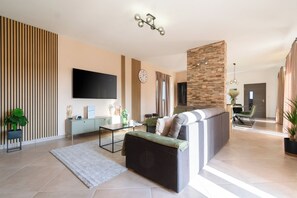 تلفزيون ذكي، ألعاب فيديو، كرة قدم الطاولة، ستيريو