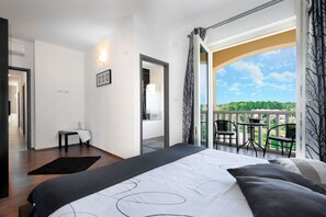 4 عدّة غرف نوم وخزنة داخل الغرفة ومكتب ومكواة/لوح كي