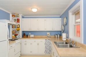 Fridge, microwave, oven, stovetop - Your Carolina Cottage - Charming and close to everything (Swannanoa)