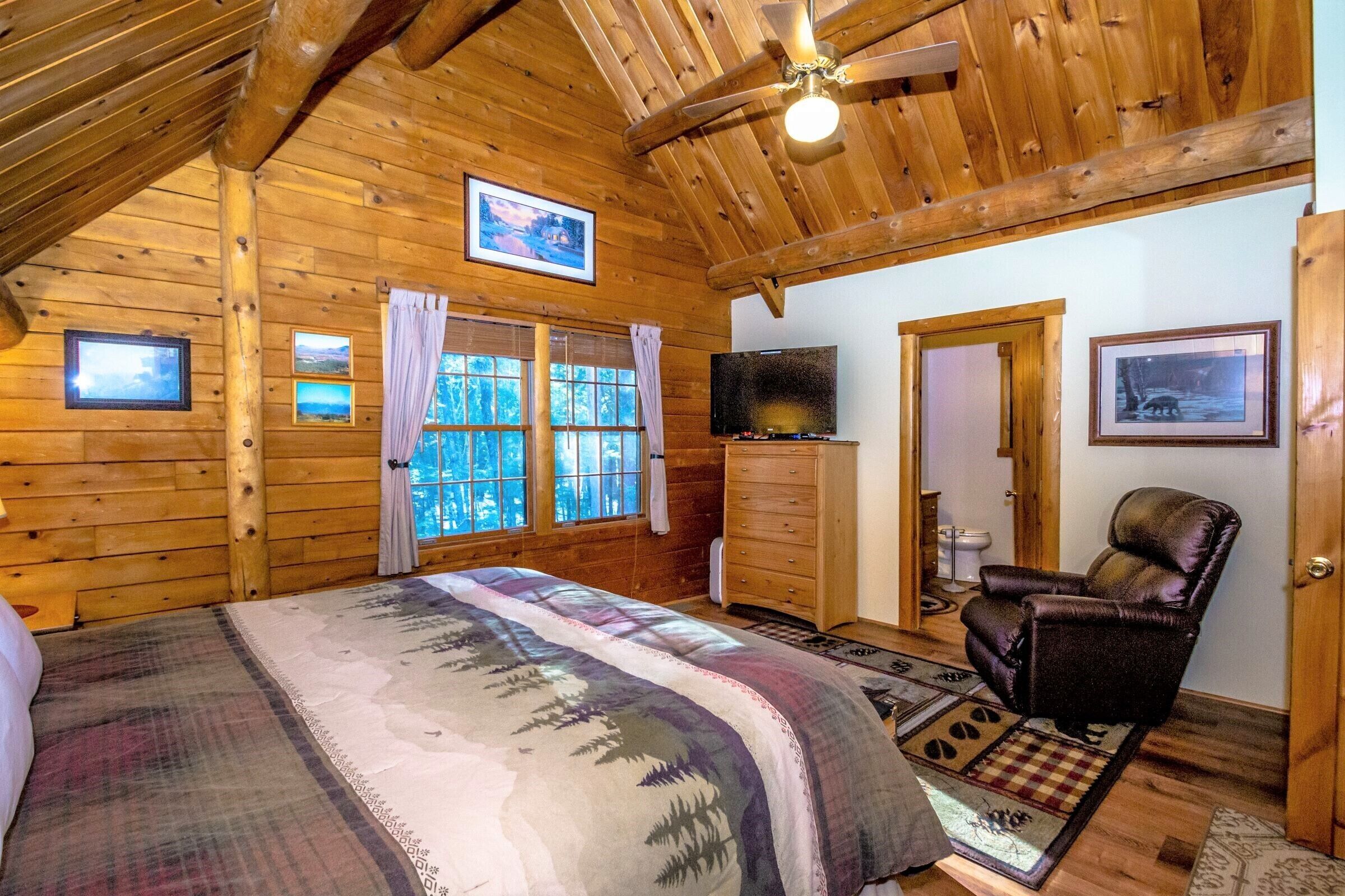 Luxury Log Home, Near Story Land, Super Clean, Views, Pool In/Out & Fitness. 