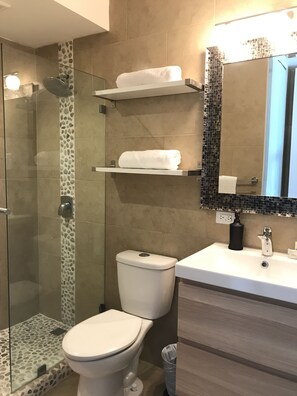 Doccia, asciugamani, sapone, shampoo