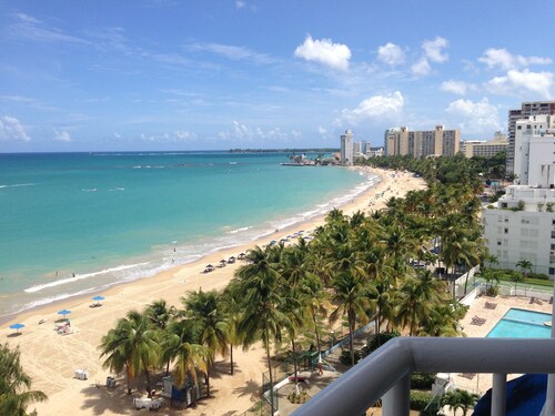  Beachfront Condo Spectacular View with balcony