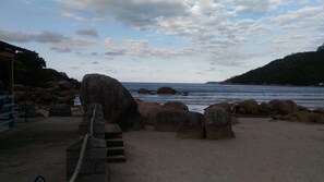Playa en los alrededores y camastros 