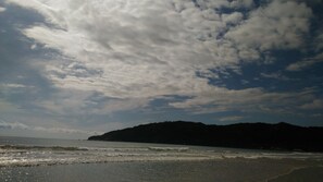 Playa en los alrededores y camastros 