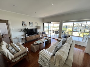 Smart TV, DVD player, books, video library - Horizon at HYAMS BEACH JERVIS BAY - Linen provided (Hyams Beach)