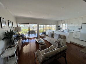 Smart TV, DVD player, books, video library - Horizon at HYAMS BEACH JERVIS BAY - Linen provided (Hyams Beach)