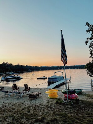 Sulla spiaggia, lettini da mare