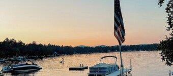 Spacious Beachfront Lakehouse, w/ Lg Front Yard, Dock, & Mountain Views!