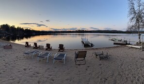 Sur la plage, chaise longue