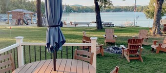  NYTT RENOVERT! Romslig 4 + Bdrm Lake House w Amazing Lake og fjellutsikt!