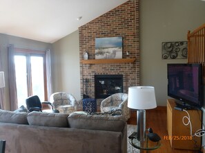 TV, fireplace, DVD player - Baseline Lakefront - Beautiful views, shallow swimming area - Huron chain with 7 lakes (Pinckney)