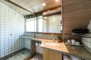 Dusche, Haartrockner, Toilettenpapier