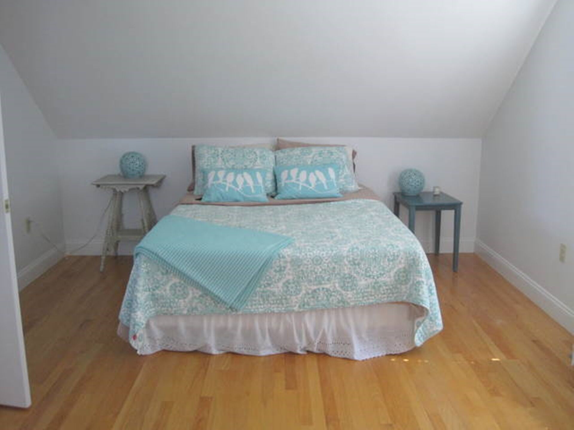 Comfortable home and separate cottage walking distance to the water