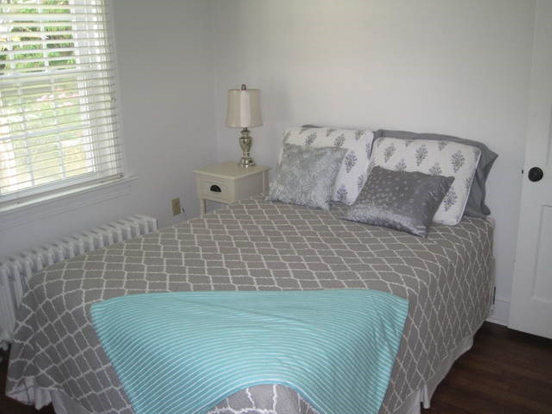 Comfortable home and separate cottage walking distance to the water