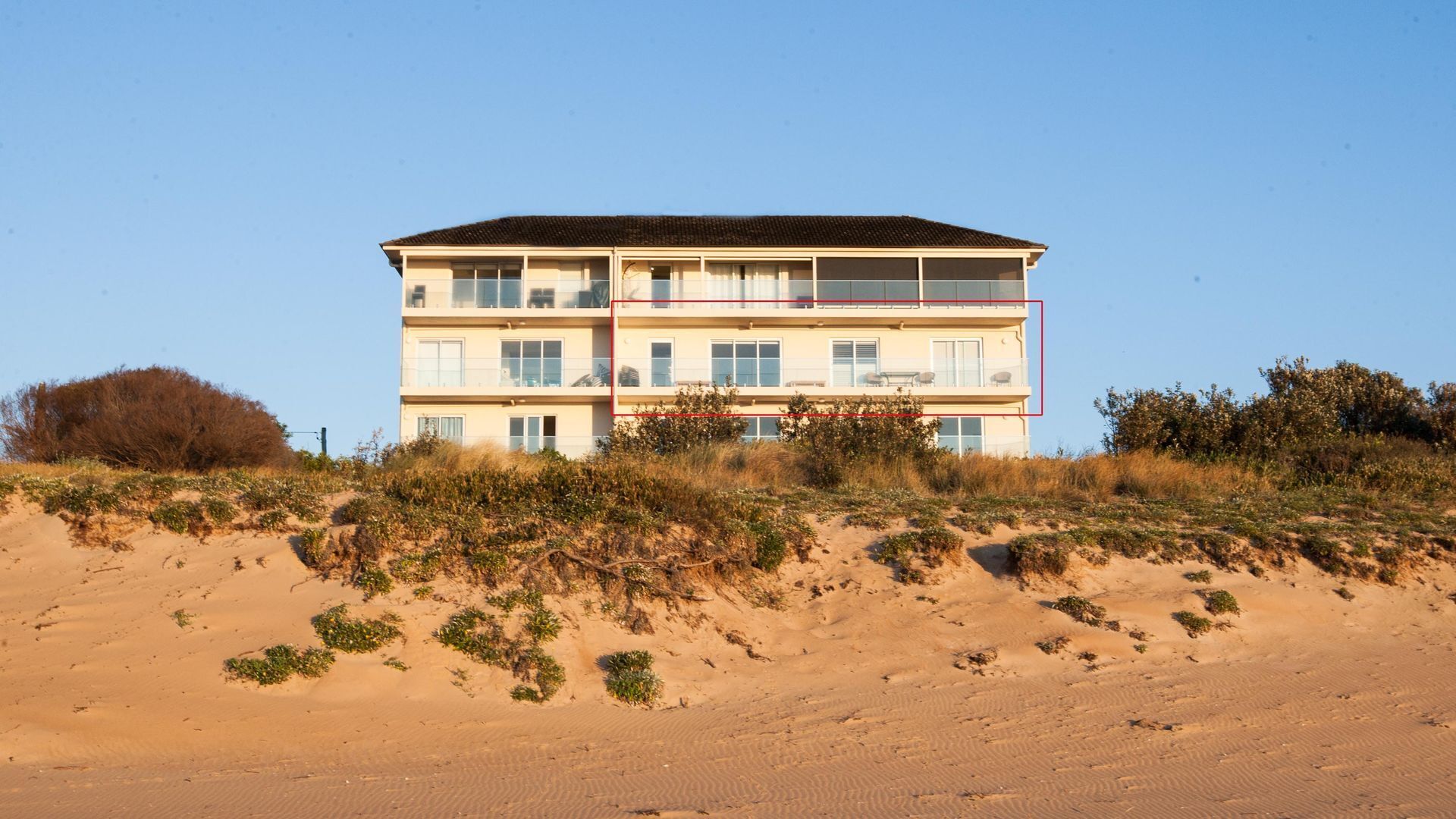 Stunning Beachfront Luxury — image 19