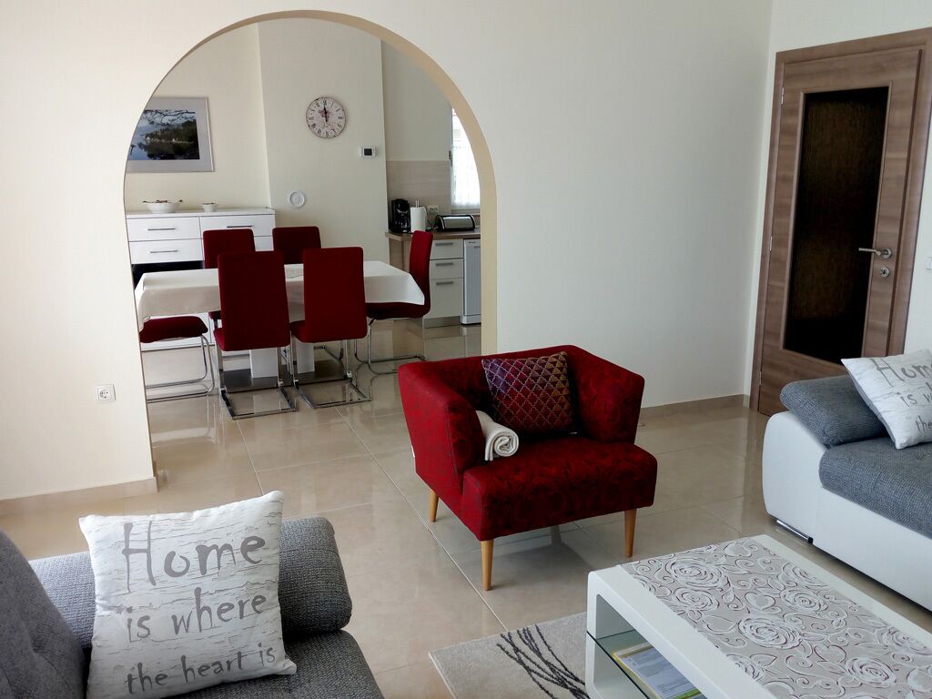 Een televisie en een computerscherm