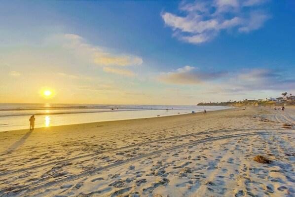 En la playa, camastros, sombrillas y toallas de playa 