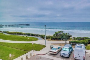 在海滩、海滩遮阳伞