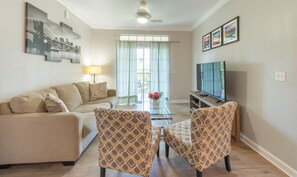 Télévision à écran plat, lecteur de DVD