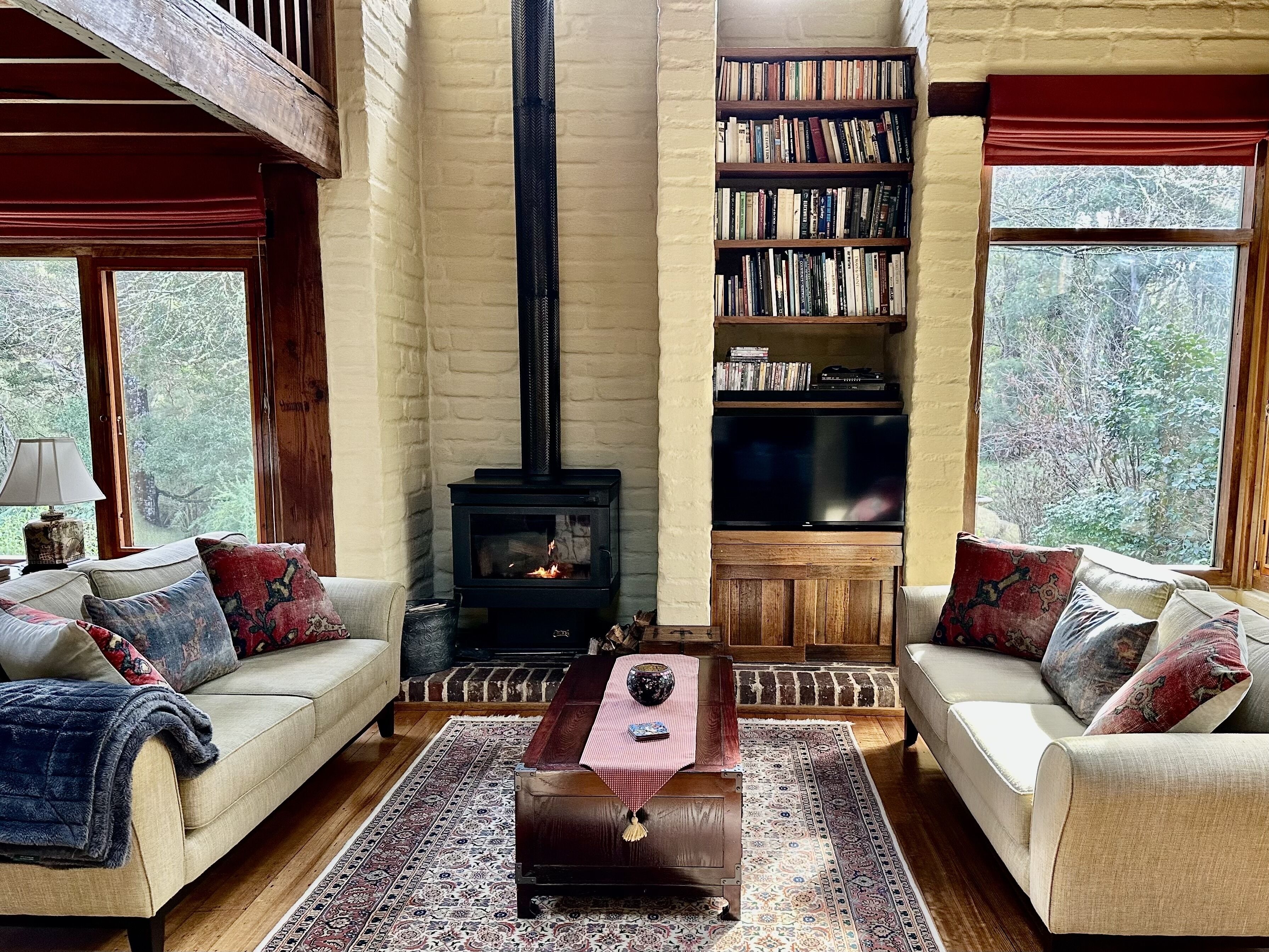 Tv, pejs, dvd-afspiller, bøger