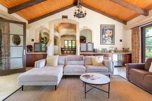 Smart TV, fireplace, books, stereo