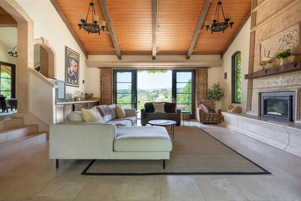 Smart TV, fireplace, books, stereo