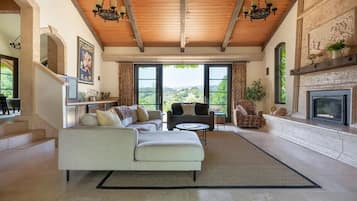 スマートテレビ、暖炉、書庫、ステレオ