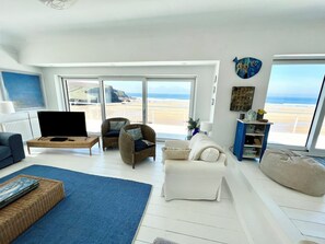 Smart TV, fireplace, table tennis, books - The best view in Cornwall? (Mawgan Porth)