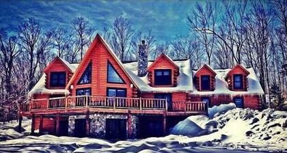 Fabulous Log Home, 6 BR (y compris 3 King Master Suites), 4 BA, bain à remous, table de billard