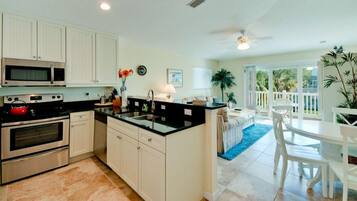 Een koelkast, een magnetron, een oven, een kookplaat