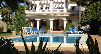 Große Villa mit 10 Betten und privatem Pool in der Nähe von La Barrosa Beach.