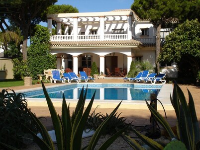 Family Villa. 5 double  bedrooms. Large Pool and garden. Close to Barrosa beach.