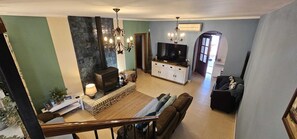 Smart-TV, Kamin, Tischtennisplatte, Musikbibliothek