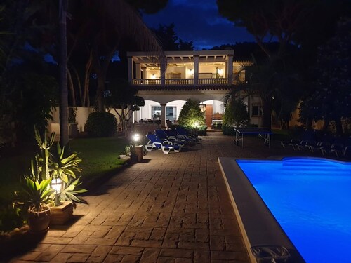 Family Villa. 5 double  bedrooms. Large Pool and garden. Close to Barrosa beach.