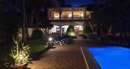 Family Villa. 5 double bedrooms. Large Pool and garden. Close to Barrosa beach.