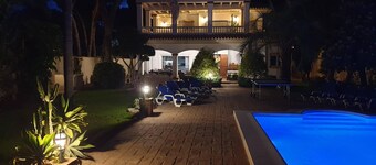 Family Villa. 5 double bedrooms. Large Pool and garden. Close to Barrosa beach.