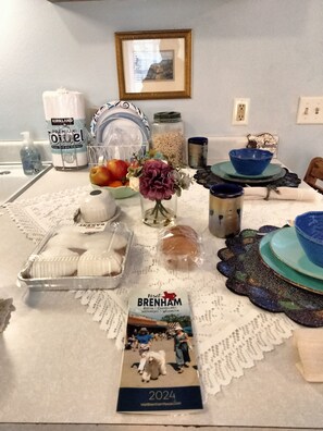 Dining - Tiny House at Historic Holle House (Brenham)