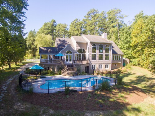 Holiday home! Large kitchen, firepit & hot tub, kayaks, beautiful water views