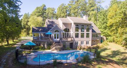 Holiday home! Large kitchen, firepit & hot tub, kayaks, beautiful water views