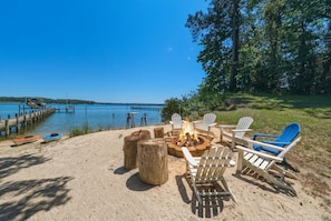 Terrace/patio - Waterfront Retreat w/ Pool, Hot Tub, Dock & Sand Beach. Relax & enjoy the Rivah! (Lancaster)