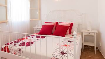 3 bedrooms, iron/ironing board, WiFi, bed sheets