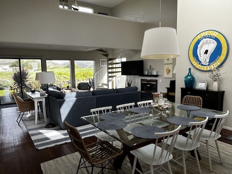 Dining. Pure Serenity at Harbour Sounds- open and airy. A quick walk to the beach