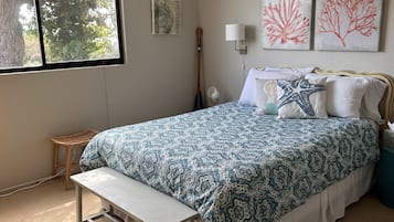 3 bedrooms, desk, iron/ironing board, travel crib