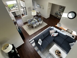 Smart TV, fireplace, books, music library - Pure Serenity at Harbour Sounds- open and airy.  A quick walk to the beach (Bodega Bay)
